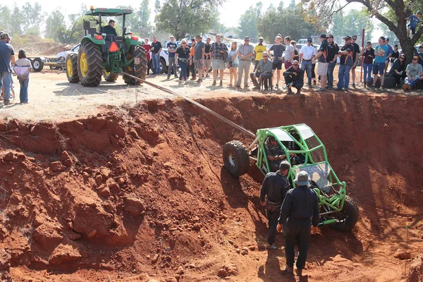 Espectadores mirando mientras el coche roto es sacado de dugout b —  Fotos de Stock