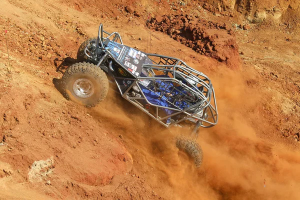 Dik tepeye açılıyor, kum ve toz tekme mavi araba.