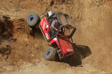 Kırmızı araba çok dik inen bırak sığınağın