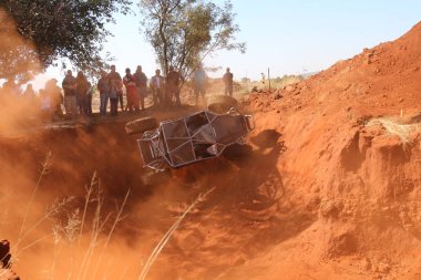  Sığınağın dizi fotoğraf içinde inişli çıkışlı siyah bir araba. Araba için başlangıç