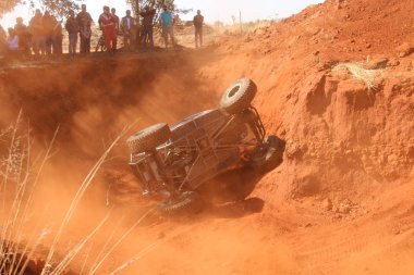 Sığınağın dizi fotoğraf içinde inişli çıkışlı siyah bir araba. Araba durdu rulo