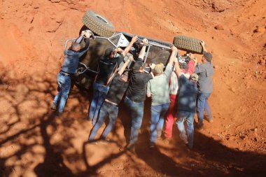 Sığınağın dizi fotoğraf içinde inişli çıkışlı siyah bir araba. Araba uprig döndü