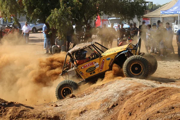 Espectadores assistindo carro amarelo alimentando fora de dugout — Fotografia de Stock