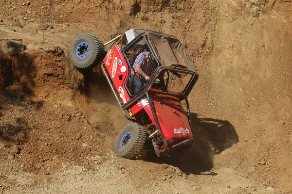 Kırmızı araba çok dik inen bırak sığınağın