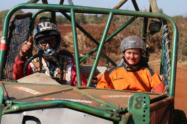 Autista maschio pollice in su con il co-driver femminile dopo aver completato i lavori — Foto Stock