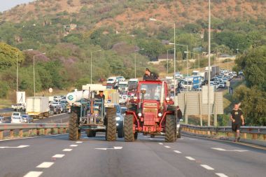 Yeterli olduğunu-yeterli-, anti çiftçi cinayet kampanya Rustenburg, Güney 