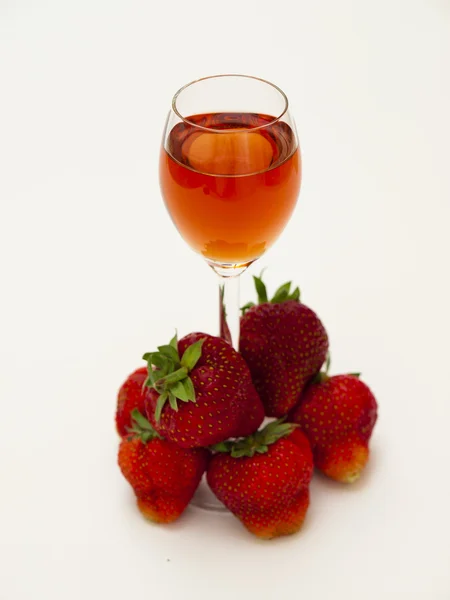 Liquore di fragole in un bicchiere — Foto Stock