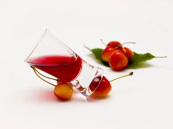 Licor de cereza en un vaso —  Fotos de Stock