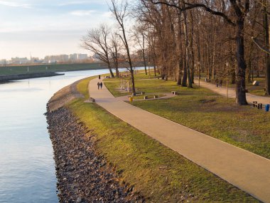 Polonya 'nın Opole kentindeki Odra Nehri' ne park et.