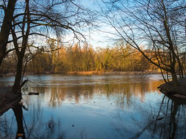 İlkbahar aylarında göl manzarası