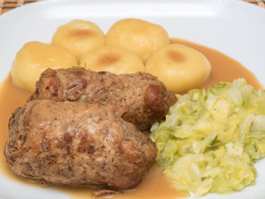 Domuz budu ve lahana soslu Silezya böreği.