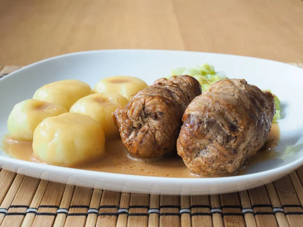 Silesiska Dumplings Med Fläskroulad Och Kål Rostsås Stockbild