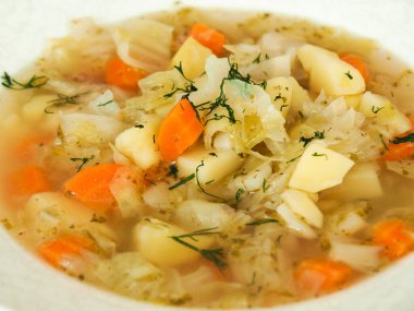 Beyaz tabakta İtalyan lahana çorbası