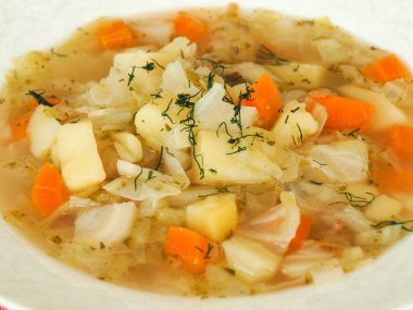 Beyaz tabakta İtalyan lahana çorbası