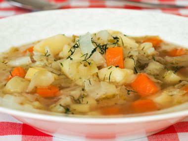 Beyaz tabakta İtalyan lahana çorbası