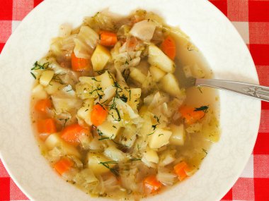 Beyaz tabakta İtalyan lahana çorbası