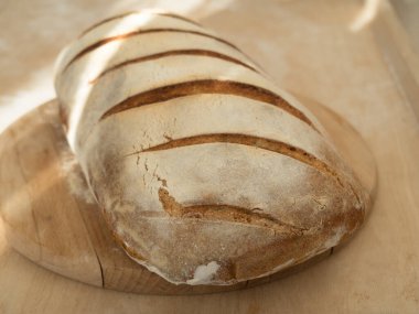 Taze pişmiş bir somun ekmeğin manzarası