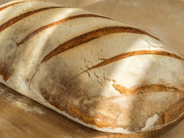 Taze pişmiş bir somun ekmeğin manzarası