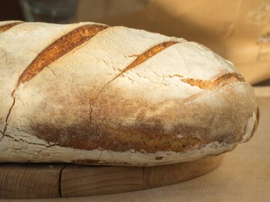 Taze pişmiş bir somun ekmeğin manzarası