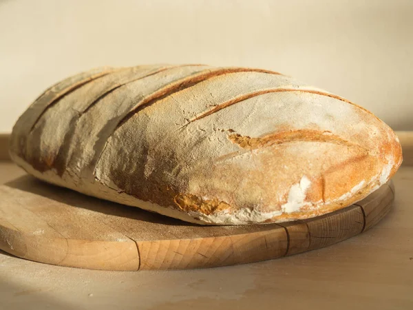 Blick Auf Einen Frisch Gebackenen Laib Brot — Stockfoto