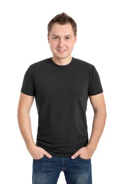 Genç bir adam üzerinde gri t-shirt