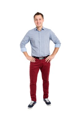 Mutlu ve yakışıklı genç adamın uzun bir portresi.