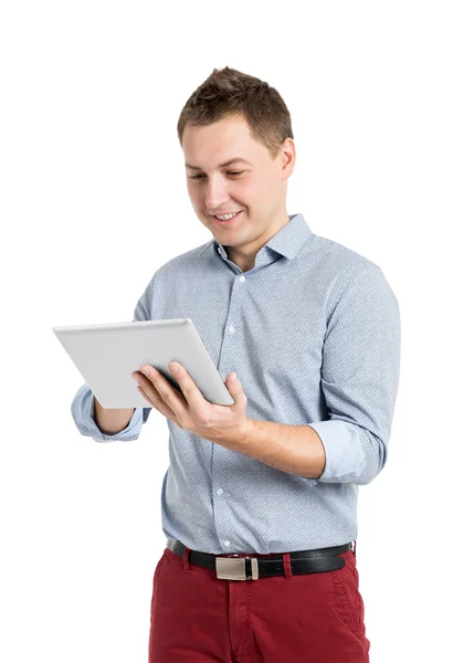 Happy ung mann bruker digital nettbrett – stockfoto