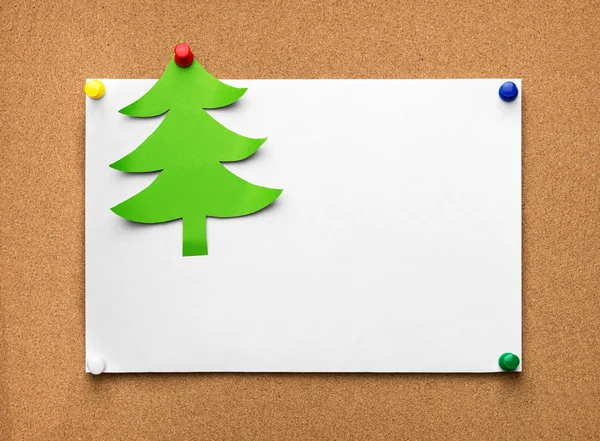 Різдвяна ялинка з зеленого паперу і чистий лист на пробці b — стокове фото