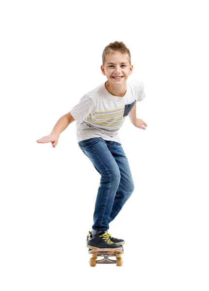 Счастливый улыбающийся мальчик на скейтборде — стоковое фото