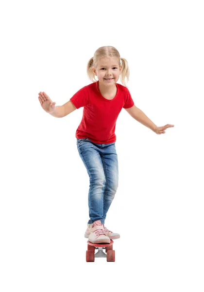 Gelukkig lachend meisje een skateboard rijden Rechtenvrije Stockafbeeldingen