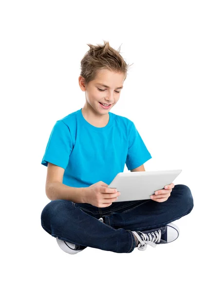 Мальчик сидит с цифровым планшетом Лицензионные Стоковые Фото