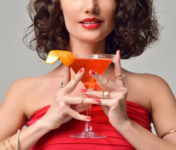Ritratto di Barista donna di moda con martin cosmopolita rosso — Foto Stock