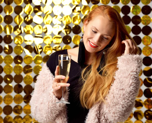 Feliz bastante joven riéndose Las mujeres sostienen y beber champán en — Foto de Stock