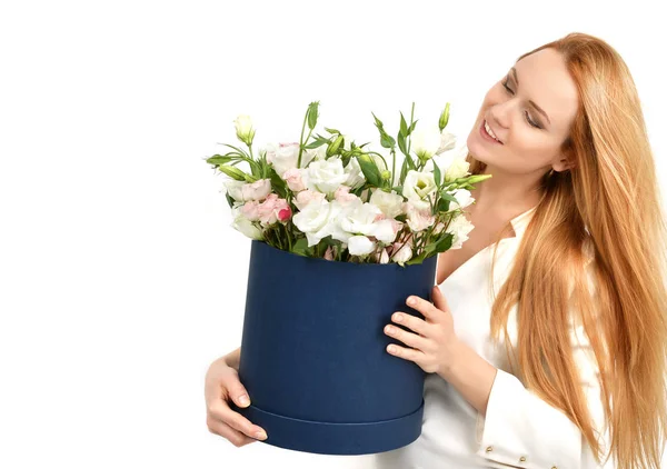 Красива жінка з пастельним кольором букет з диких білих троянд фл — стокове фото