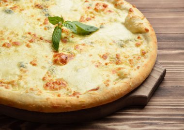 Dört peynirli pizza quattro fromaggi bir rustik w fesleğen yaprağı ile