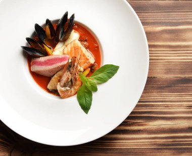 Taze deniz mahsulleri çorbası tom yam karides bir ton balığı somon cala ile kase