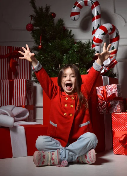 Junges glückliches Mädchen mit erhobenen gespreizten Händen, die kurz vor Weihnachten lächeln — Stockfoto