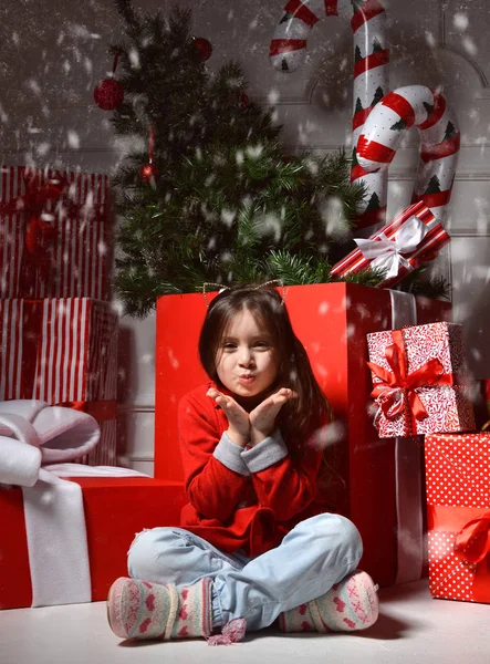 Jeune fille heureuse avec un grand cadeau souriant près énorme rouge — Photo