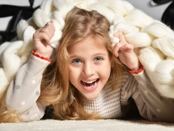 Young pretty girl lying under big handmade merino wool white bla — Stock Photo, Image