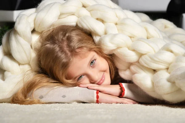 Young preety girl lying near under big handmade merino wool blan — Stock Photo, Image