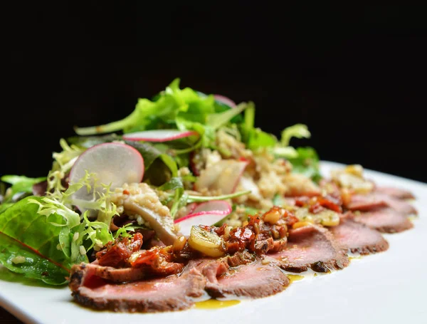 썰어 구운된 쇠고기 스테이크와 녹색 잎 샐러드 소박한 같은에 — 스톡 사진