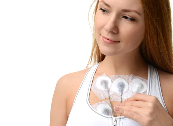 Frau trägt Holter Monitor Gerät für 24 Stunden Herz untersuchen — Stockfoto