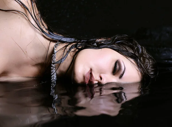 Joven hermosa mujer acostada en el baño de agua de baño con cerrado — Foto de Stock