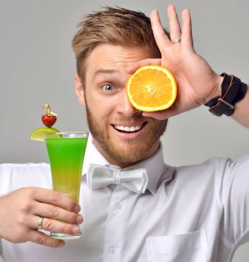 Yeşil mojito margarita popüler kokteyl ile erkeklerle barmen 