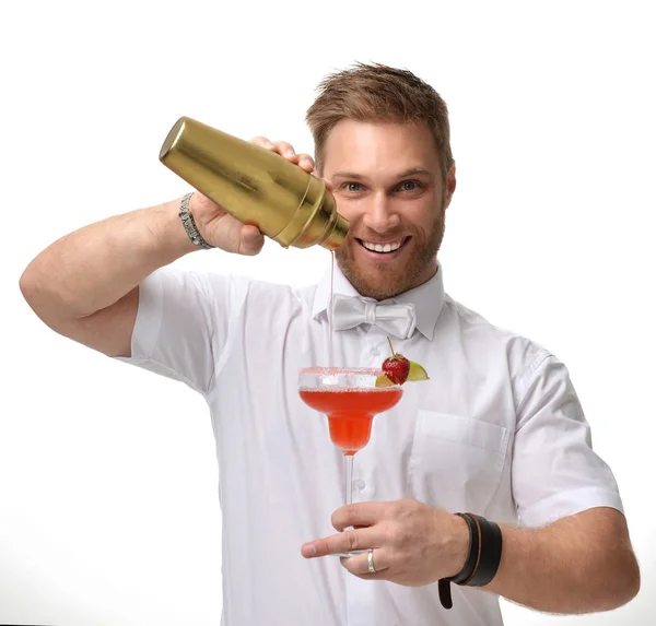 Camarero está haciendo cóctel de margarita roja con fresa a — Foto de Stock