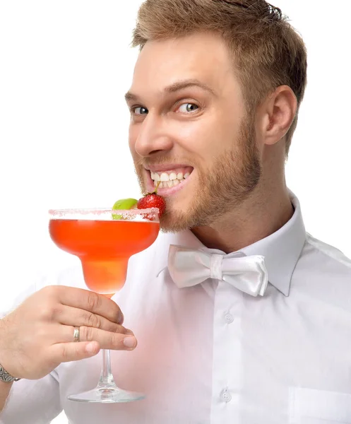 Barman uomini con margarita rosso cocktail mordere fragola e lime — Foto Stock