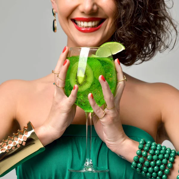 Moda ritratto di donna con menta mojito margarita cocktail w — Foto Stock