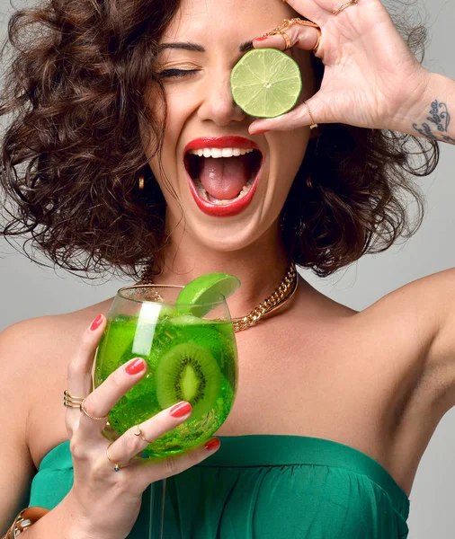 Женщина с мятным коктейлем маргарита, кричащая улыбающаяся лауга — стоковое фото