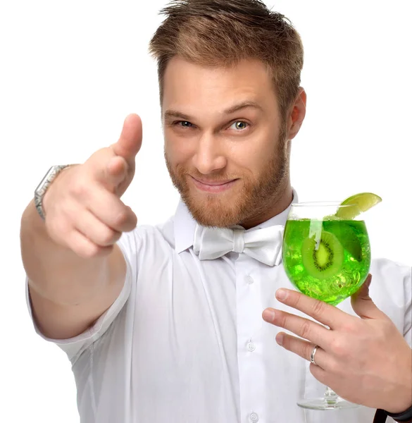 Muži se zelenou mojito koktejl s limetkou spokojený úsměv, smích — Stock fotografie