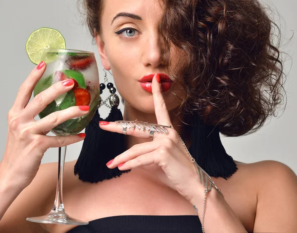 Donna con menta e fragola mojito margarita cocktail in mano — Foto Stock